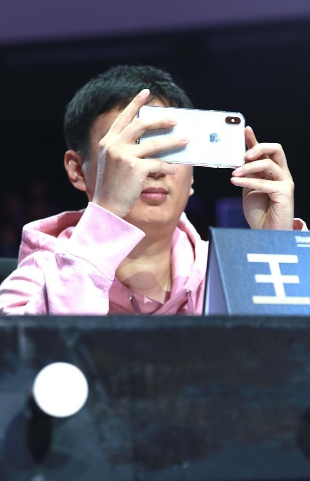 王思聪助阵新人盛典,出席评为表情凝重