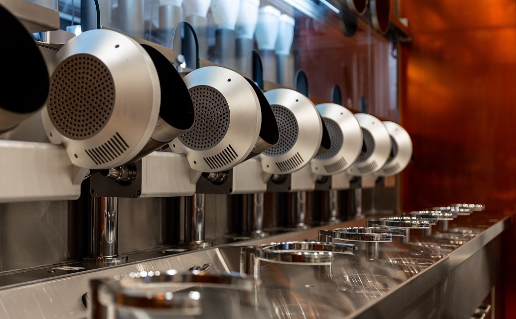 美国机器人餐厅走红，“大厨菜品”健康美味受欢迎