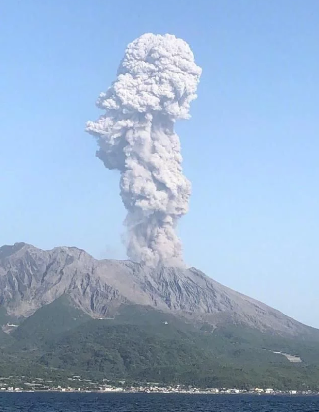 日本樱岛火山爆发,喷发过程伴随大量烟雾