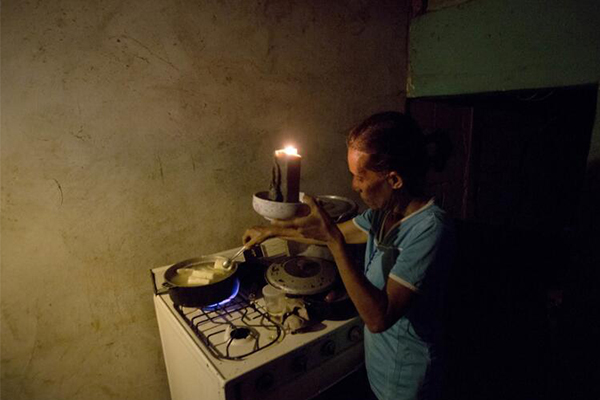 委内瑞拉民众买腐肉,经济危机已使民众生活无