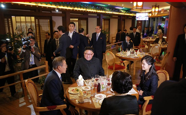 文在寅下馆子,与金正恩共进晚宴当地民众激动