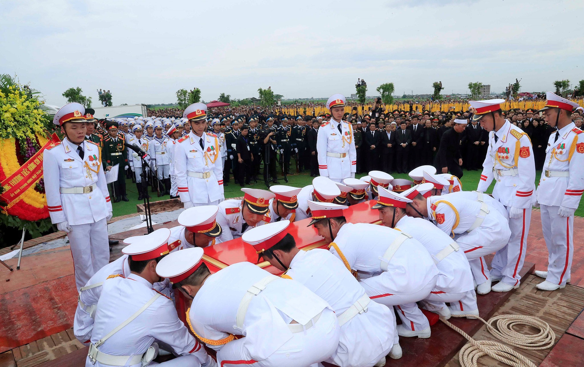 陈大光遗体下葬,用这场最庄严肃穆的葬礼“目送”