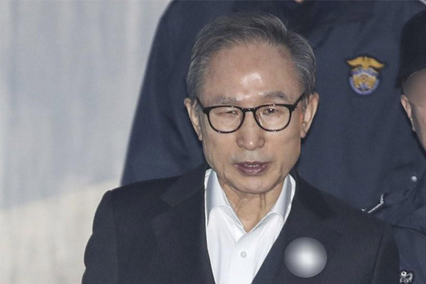 李明博扶墙进法院,似身体状态欠佳 李明博扶墙进法院,似身体状态欠佳
