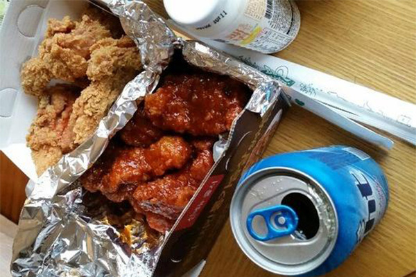 女大学生毕业卖炸鸡,侧面反映了韩国经济现状