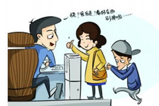 公交车乘客联手制服小偷,男子见义勇为未留名