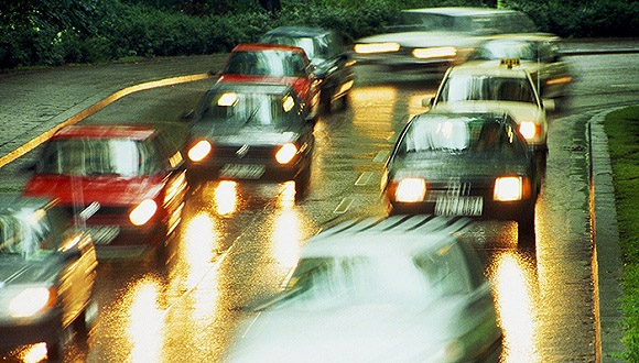 奔驰失控迷云背后,事件存诸多疑点