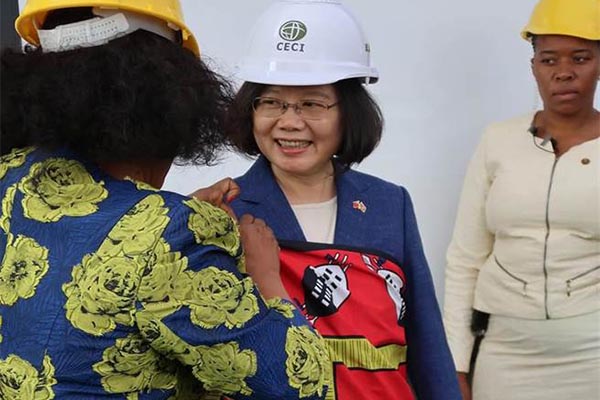 蔡英文穿裙装登场,多拍一点,是很好的照片