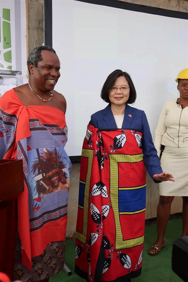 蔡英文穿裙装登场,多拍一点,是很好的照片