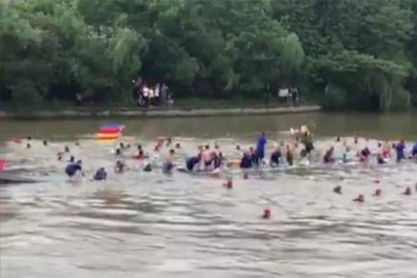 桂林村民赛龙舟翻船,导致十七人死亡