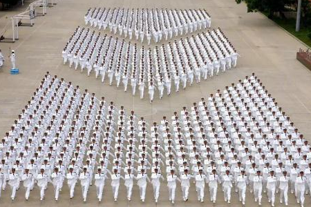 海军学员阅兵方阵,纵横如刀切井然有序