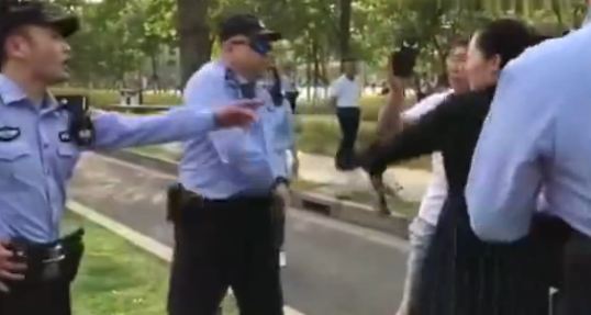 警察教科书式执法,网友点赞受多方支持