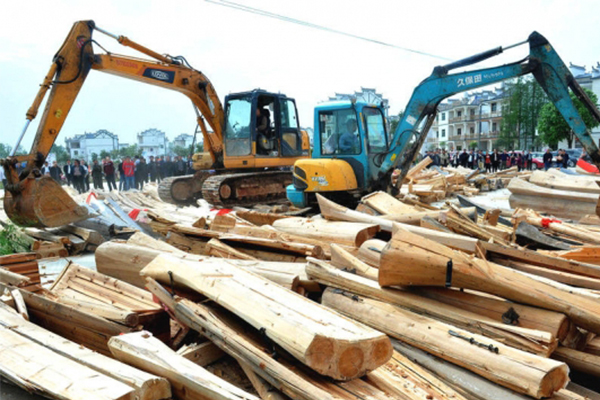 江西多地抢棺砸棺,执法队进村入户暴力执法