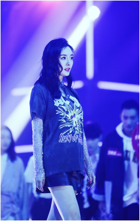 杨幂大秀筷子腿,明日之子的活动现场,每一次堪