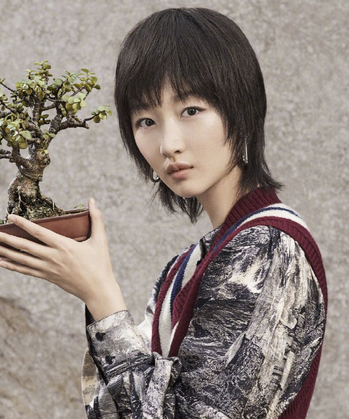 博柏利广告画风诡异,网友认为其气氛诡异