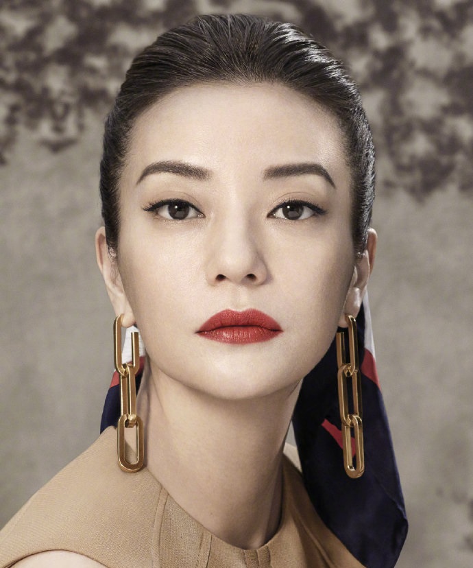 博柏利广告画风诡异,网友认为其气氛诡异