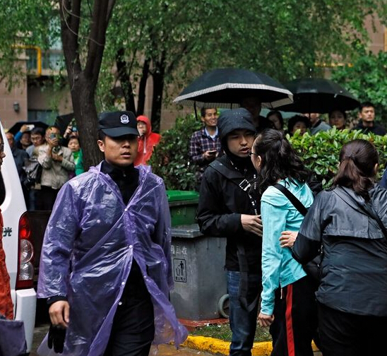 男孩被杀嫌犯指现场,群众现场情绪激动