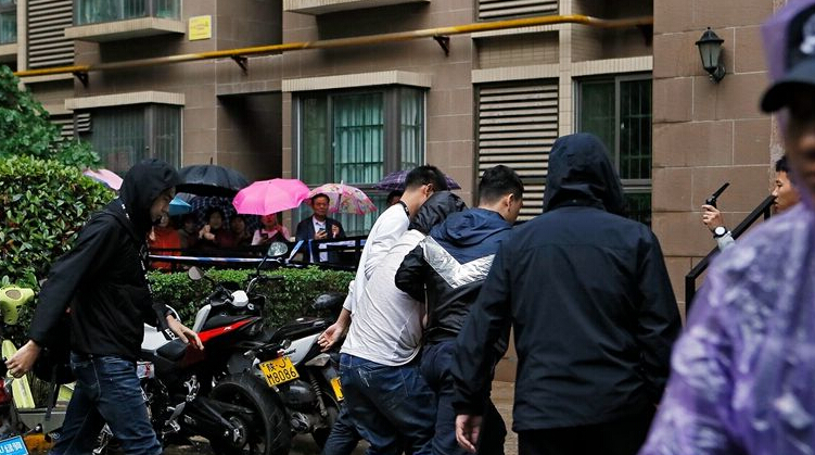 男孩被杀嫌犯指现场,群众现场情绪激动