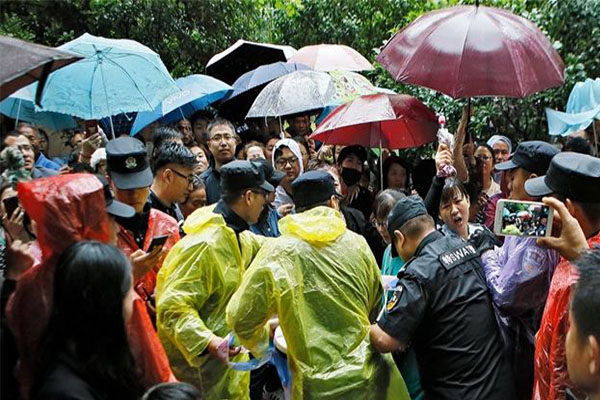 男孩被杀嫌犯指现场,群众现场情绪激动