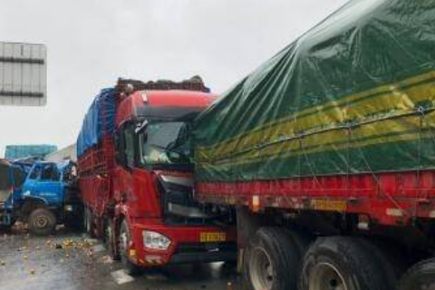 泉州高速连环追尾,导致1死3伤