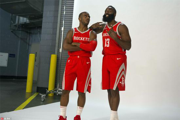 湖南两女生校门口厮打,全程无人制止只有大笑