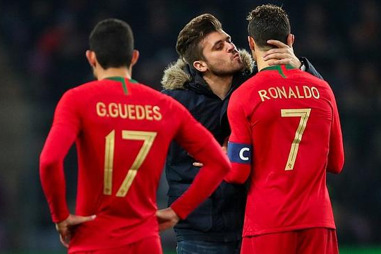 C罗遭迷弟强吻,表情僵硬不忘礼节