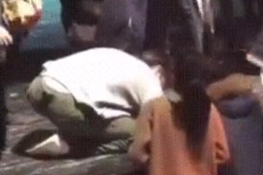 胡歌跪地签名 鼓励癌症患者 暖心获赞! 胡歌跪地签名