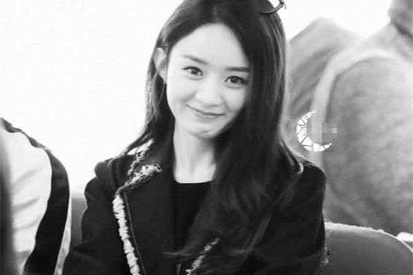 赵丽颖穿短裙上车,动作小心十分自爱