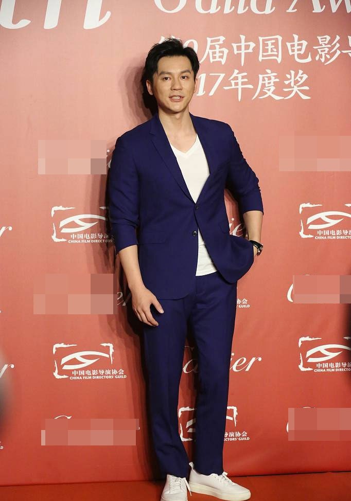 赵薇亮相晚宴,知性气质端庄打扮惹人眼