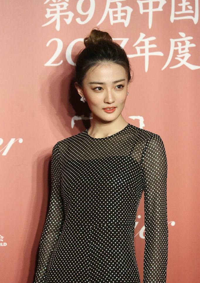 赵薇亮相晚宴,知性气质端庄打扮惹人眼