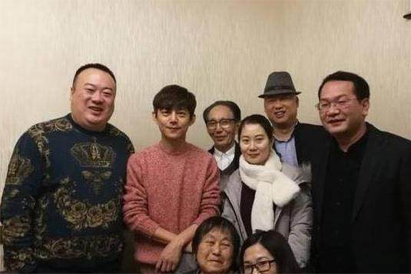 何炅一家四口合照,引网友热议