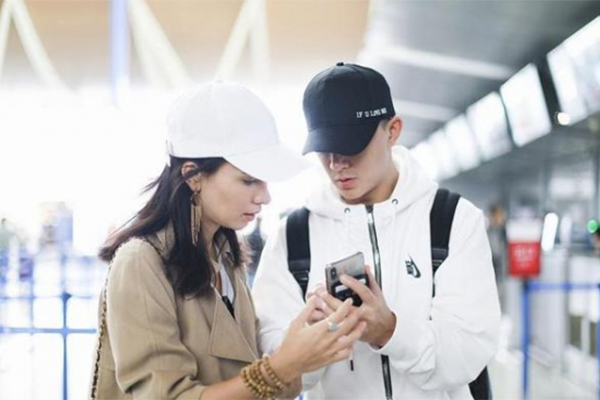 韩庚卢靖姗撒狗粮,在机场同样恩爱继续