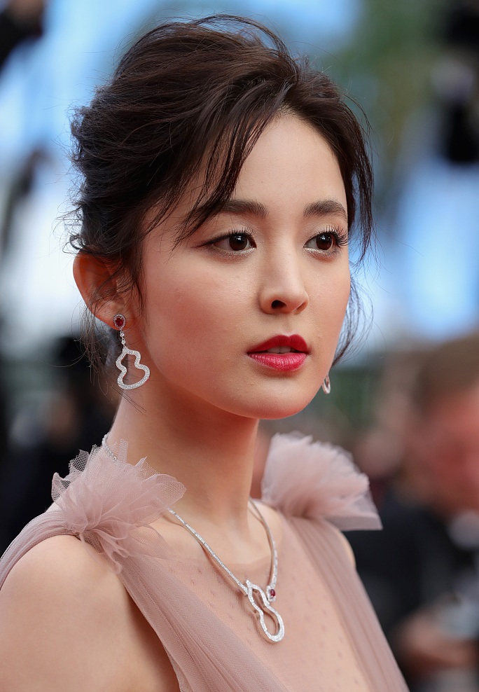 娜扎深V亮相戛纳,除华丽礼服外身后的老外亮了