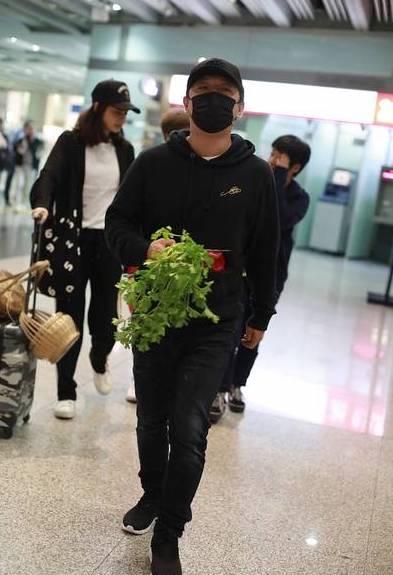 黄渤获粉丝赠芹菜,毫不犹豫收下礼物