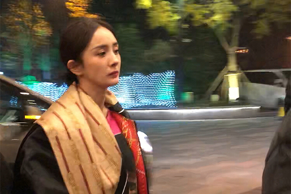 杨幂紧身裤秀筷子腿,时尚穿搭超抢镜