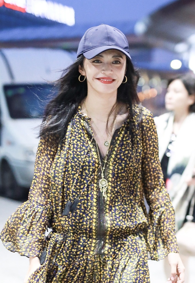 姚晨造型跑偏土味足,不过这红唇也是够性感的