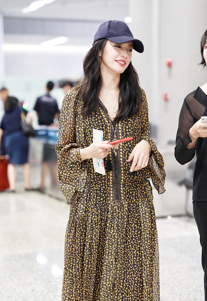 姚晨造型跑偏土味足,不过这红唇也是够性感的