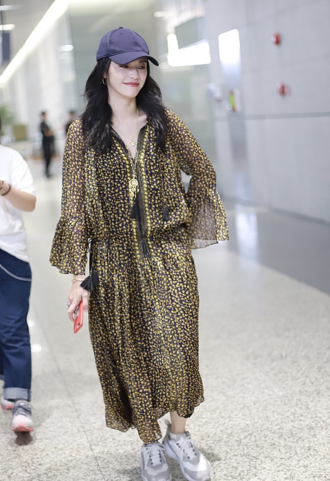 姚晨造型跑偏土味足,不过这红唇也是够性感的