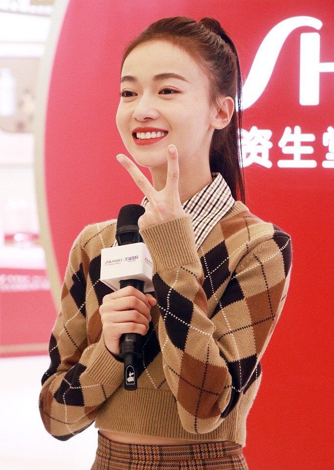 吴谨言梳马尾辫笑容灿烂,学院风套装满屏少女