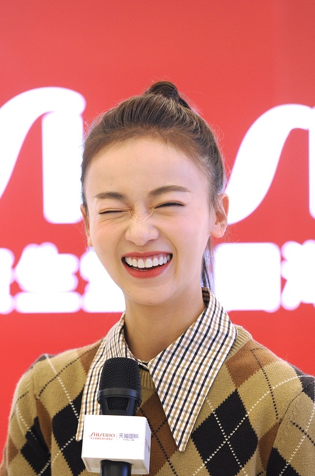 吴谨言梳马尾辫笑容灿烂,学院风套装满屏少女