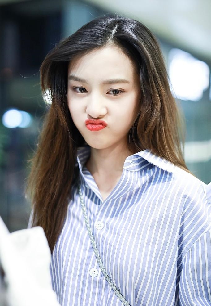 宋祖儿撩发甜笑,上演清纯可爱画风惹人爱