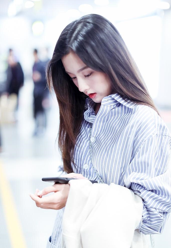 宋祖儿撩发甜笑,上演清纯可爱画风惹人爱