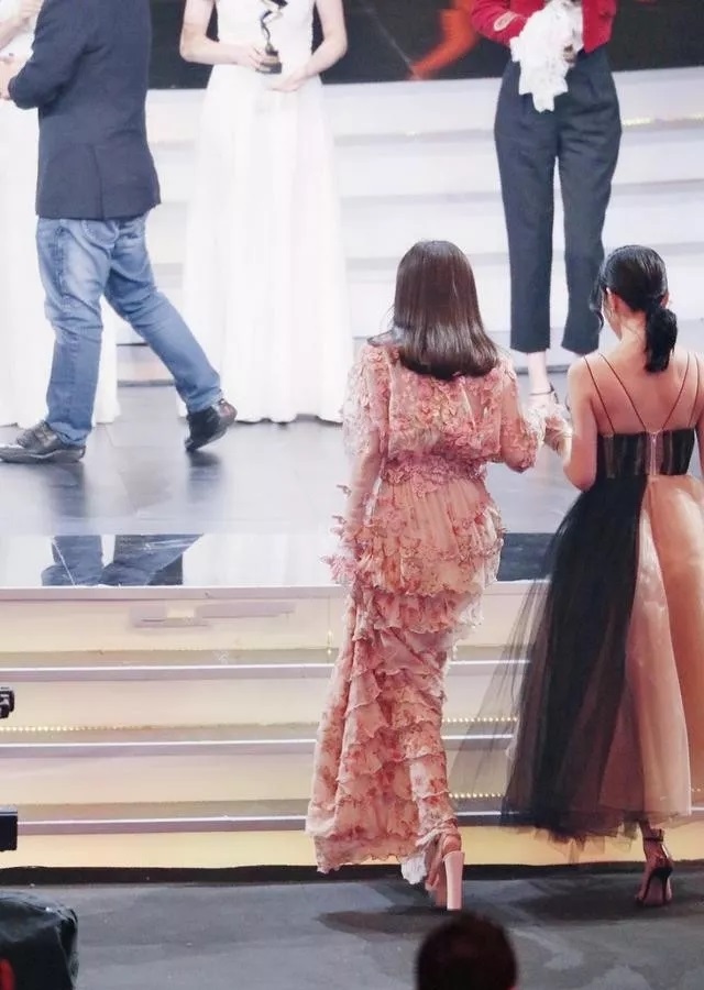 秦岚踩25cm高跟鞋,恨天高是想要突破190吗?