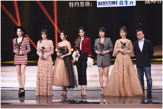 古力娜扎迪丽热巴合照,和年度男神合影秒变小