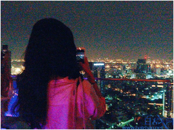 孙艺珍现身生日趴,除了那一身酷酷的穿搭之外