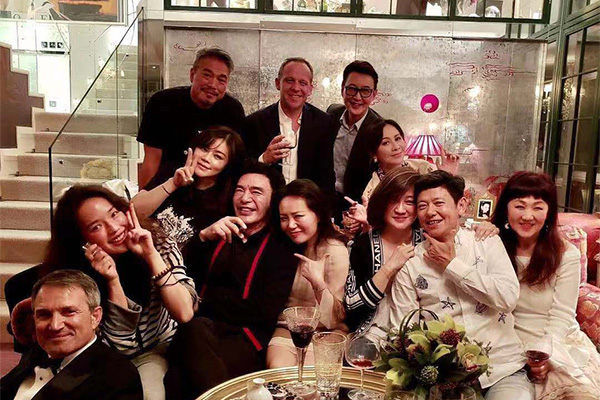 刘嘉玲舒淇搞怪出镜，朋友聚会现场气氛轻松