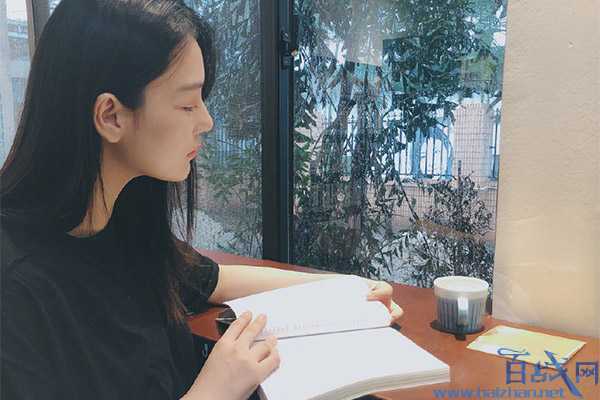 张馨予窗边阅读,爱人何捷视角下的文艺风