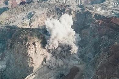 数百枚炸弹集中引爆一刻,现场百米蘑菇云升起十分壮观 数百枚炸弹集中引爆一刻,现场百米蘑菇云升起十分壮观