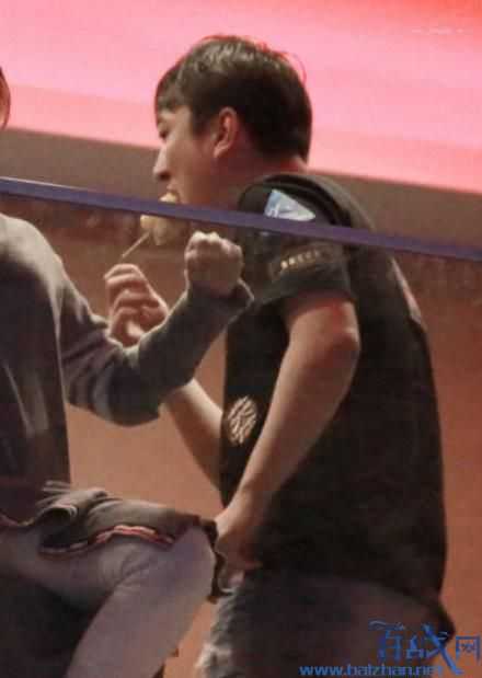 王思聪情侣头像,和吃面包头像凑成一对