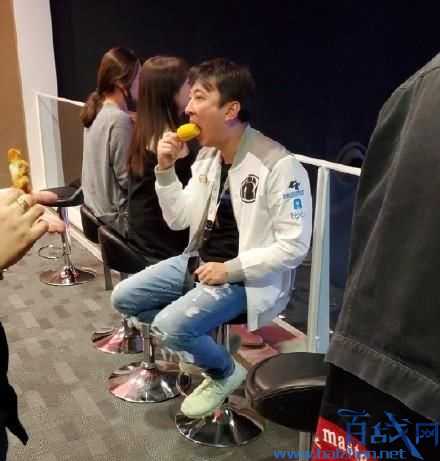 王思聪情侣头像,和吃面包头像凑成一对