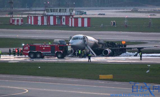俄航客机疑遭雷击引发火灾,幸存者称看见一道
